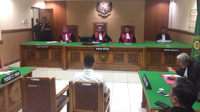 Proses sidang putusan perkara dengan terdakwa Haris Simamora, di Pengadilan Negeri Bekasi, Rabu (31/7). Foto: Andesta Herli Wijaya/kumparan