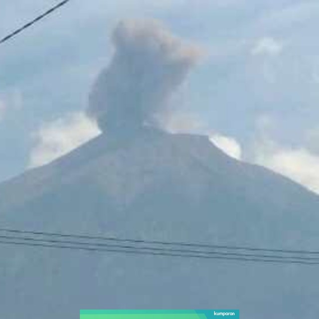 Kepulan asap dari erupsi Gunung Kerinci. Foto: Dok. Pos Pengamatan Gunung Kerinci