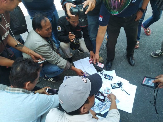Puluhan jurnalis melepas Kartu pers sebagai bentuk solidaritas terhadap kasus yang menimpa Asnawi wartawan Aceh. (Ist)