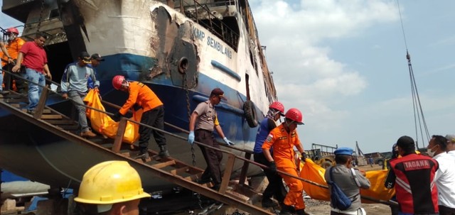 Evakuasi dua pekerja yang hangus terbakar. Foto: Khairul S.