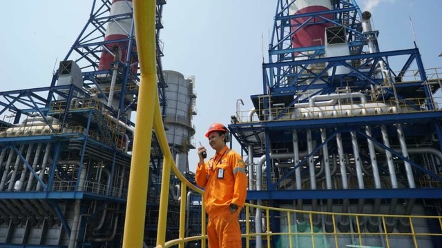 Petugas saat melakukan pengecekan di area PLTGU Muara Karang. Foto: Dok. PLN