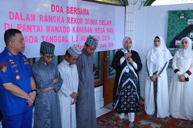 Ketua Umum Wanita Selam Indonesia (WASI), Ny Tri Suswati Karnavian memberikan sambutan dalam kegiatan doa bersama jelang pemecahan 3 rekor dunia selam di pantai Kota Manado. (foto: istimewa) 