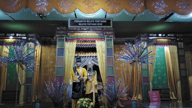 Koleksi adat pengantin Melayu Pontianak yang ada di Museum Provinsi Kalimantan Barat. Foto: Ferla Diva
