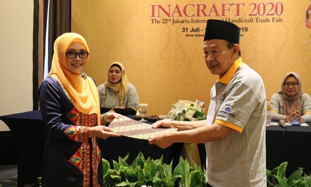 Wakil Ketua Dekranasda Aceh, Dyah Erti Idawati, menerima SK penunjukan Pemerintah Aceh sebagai ikon Inacraft 2020 yang diberikan langsung oleh Ketua Umum ASEPHI di Jakarta, Rabu (31/7). Foto: Dok. BPPA