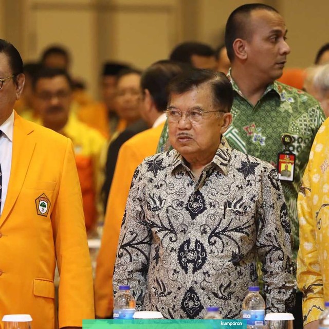 Wapres Jusuf Kalla (tengah) bersama Ketua Umum Partai Golkar Airlangga Hartarto (kedua kanan) dan Ketua Umum Kosgoro Agung Laksono (kiri) menghadiri acara Musyawarah Pimpinan Nasional Ke-V Kosgoro di Jakarta. Foto: ANTARA FOTO/Tyaga Anandra