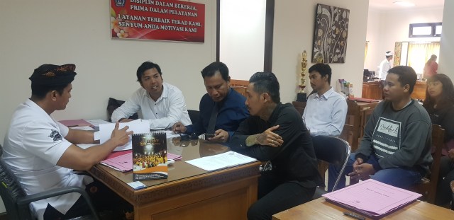 Pengacara dari Gendo Law Office saat menyampaikan pengaduan bersama para karayawan sebuah restoran di Badung, Rabu (31/7)- kanalbali/IST