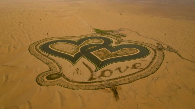 'Love Lake' di Gurun Al-Qudra, Dubai. Foto: AFP/GIUSEPPE CACACE