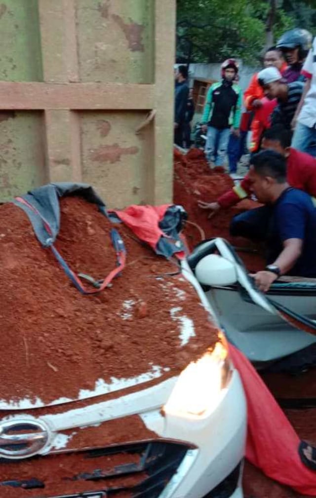 Petugas evakusi kendaraan yang tertimpa truk tanah di Jl Imam Bonjol, Kota Tangerang. Foto: Twitter/ @NTMCLantasPolri