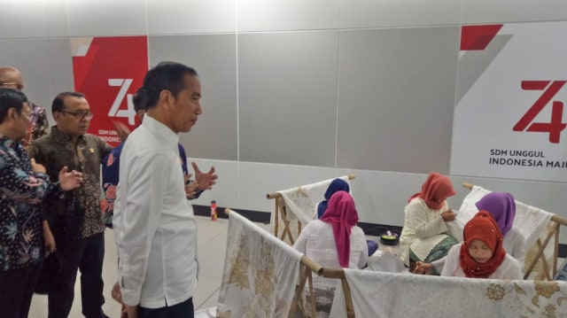 Jokowi saat Tinjau Batik Kemerdekaan di Stasiun MRT Bundaran HI Jakarta. Foto: Fahrian Saleh/kumparan