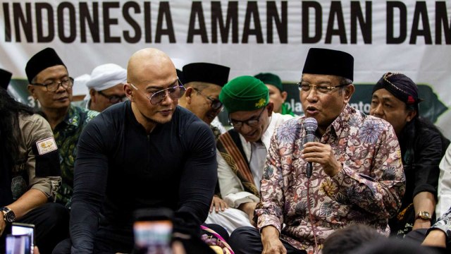 Ketua Umum Pengurus Besar Nahdlatul Ulama (PBNU) Said Aqil Siradj (kanan) bersama Artis Deddy Corbuzier (kiri) saat menghadiri Istighosah PBNU di Jakarta. Foto: ANTARA FOTO/Dhemas Reviyanto