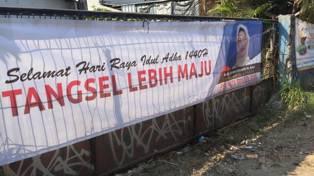 Spanduk anak Ma'ruf Amin bakal calon wali kota Tangsel. Foto: Muhammad Iqbal/kumparan