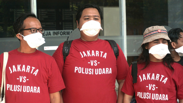 Sejumlah masa memakai masker hadiri sidang perdana melawan Polusi Udara Jakarta di Pengadilan Negeri Jakarta. Foto: Iqbal Firdaus/kumparan