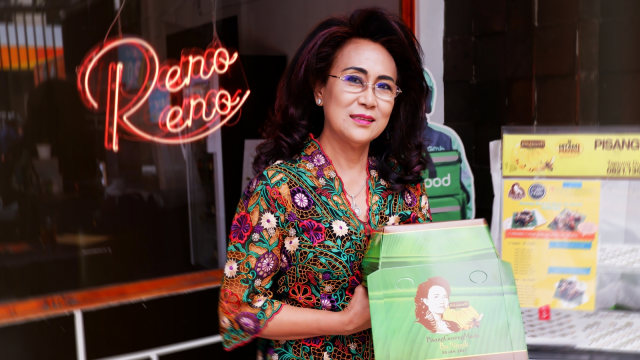 Nanik Soelistiowati, pemilik gerai camilan Pisang Goreng Madu Bu Nanik. Foto: Gina Yustika Dimara/kumparan