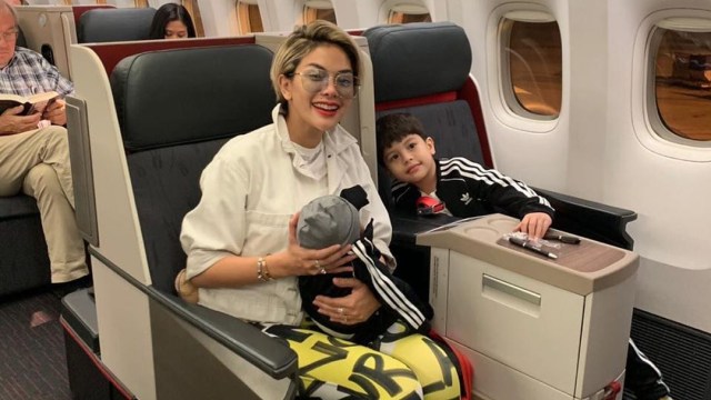 Nikita Mirzani dan anak-anaknya berangkat ke Paris naik pesawat kelas bisnis. Foto: Instagram/@nikitamirzanimawardi_17