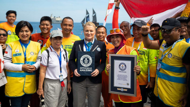 Ketua Wanita Selam Indonesia (WASI) Tri Tito Karnavian (ketiga kanan) memegang piagam rekor dunia penyelaman massal oleh 3000 penyelam di Manado. Foto: Dok. Wanita Selam Indonesia (WASI)
