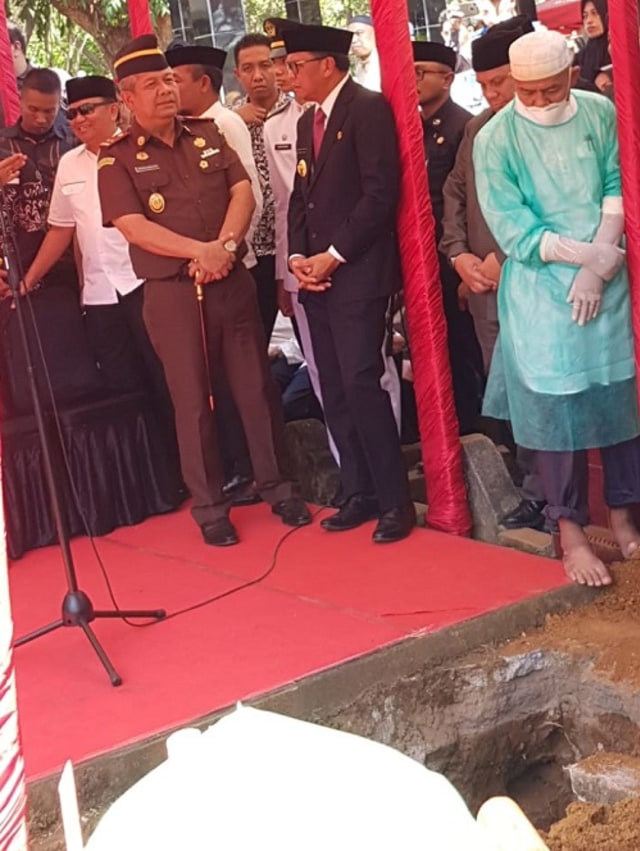 Gubernur Sulsel Nurdin Abdullah berada didepan makam almarhum Ichsan YL (Makassar Indeks).