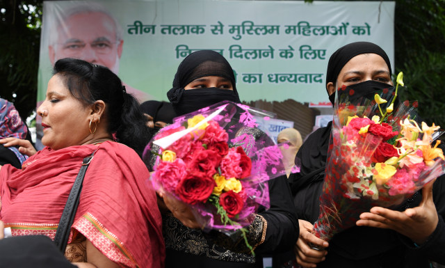 Perempuan India merayakan aturan hukum talak tiga Foto: Sajjad HUSSAIN / AFP