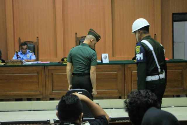 Prada DP saat menjalani persidangan perdana di Peradilan Militer I-04 Palembang (Foto: Istimewa)