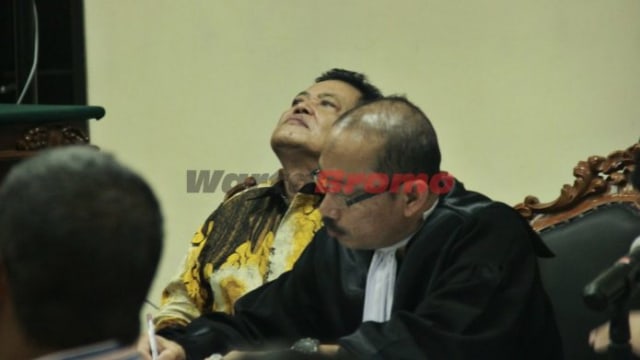 Setiyono sandarkan kepala ke kursi saat jalani sidang mendengarkan saksi di ruang Cakra Pengadilan Tipikor Surabaya, Senin (25/3/2019). (Foto: Doni)