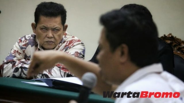 Setiyono, Wali Kota Pasuruan nonaktif serius menyimak kesaksian Agus S pada sidang di Pengadilan Tipikor Surabaya, Senin (1/4/2019). (Foto: M. As'ad).