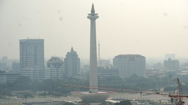 Kondisi langit Jakarta ketika berpolusi. Foto: Iqbal Firdaus/kumparan