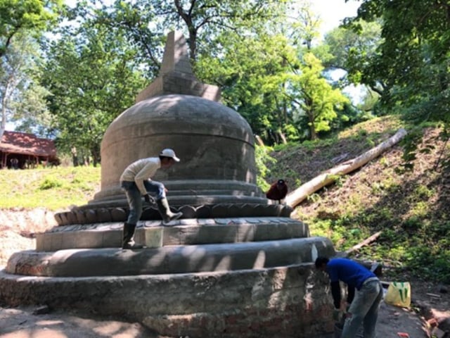 3 orang pekerja bangunan seni didatangkan khusus dari Indonesia untuk menyelesaikan bangunan Stupa Borobudur di Ukraina: Hikmatullah, Achmad, dan Yudi Wahyudi. Foto: Dok: KBRI Kyiv