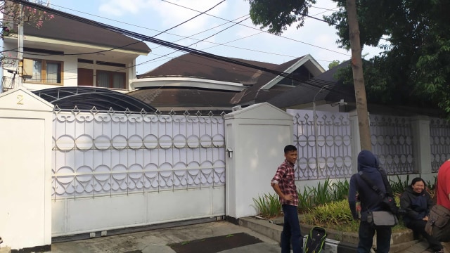 Petugas KPK menggeledah rumah dinas tersangka kasus suap Meikarta Iwa Karniwa, di Jalan Ariajipang Nomor 2, Kota Bandung. Foto: Rachmadi Rasyad/kumparan