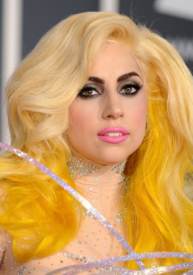 Lady Gaga memakai wig. Foto: AFP/Gabriel Bouys