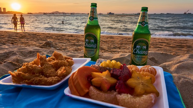 Ilustrasi mengonsumsi minuman beralkohol di Pattaya, Thailand Foto: Flickr/Radek Kucharski