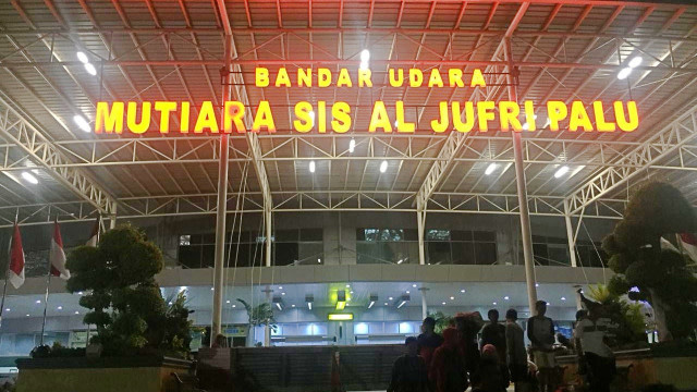 Suasana malam di depan Terminal Bandara Udara Mutiara Sis Aljufri Palu.  (Foto: Mirsan Simamora/kumparan)