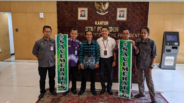 Perwakilan warga Hulu Sungai Tengah dan Walhi Kalsel ketika audiensi ke Kantor Staf Kepresidenan, Kamis 1 Agustus 2019. Foto: istimewa