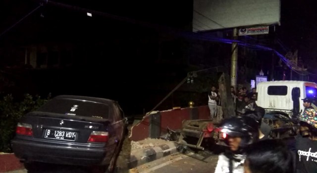Suasana evakuasi mobil yang terlibat kecelakaan di Underpass Unila, Jumat (2/8) dini hari | Foto: Obbie Fernando/Lampung Geh