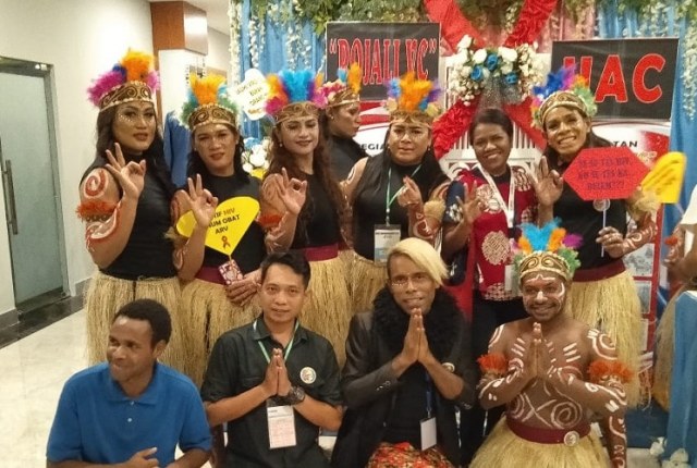 Anggota Rojali VC, usai melakukan tarian sambutan pada Konferensi internasional AIDS di Kota Jayapura. (Dok: Rojali VC) 