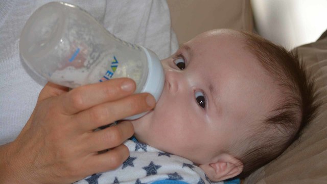 Ilustrasi bayi minum susu formula. Foto: Getty Images