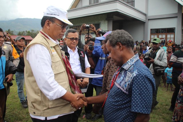 Aktifis HAM, Theo Hesegam dalam sebuah kesempatan dengan perwakilan dari Kemensos, saat penyerahan bantuan di Wamena, Kabupaten Jayawijaya. (Dok: Kemensos)