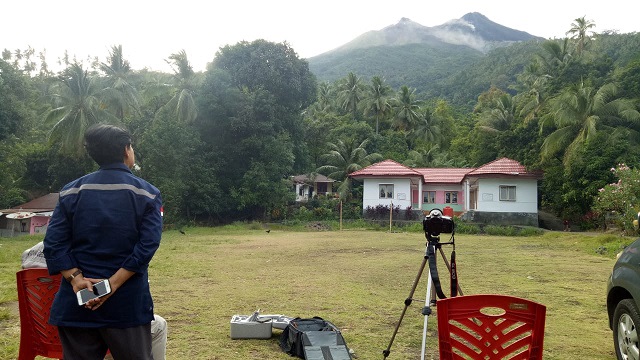 Tim dari Pusat Vulkanologi Mitigasi Bencana Geologi (PVMBG) melakukan pemantauan langsung kondisi yang terjadi di Gunung Karangetang, Kabupaten Sitaro, Sulawesi Utara. (foto: franky salindeho)