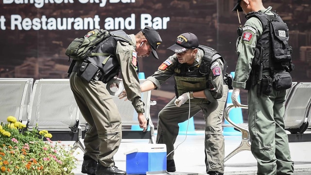 Polisi berada di tempat ledakan di Bangkok, Jumat (2/8). Foto: AFP/Lillian SUWANRUMPHA