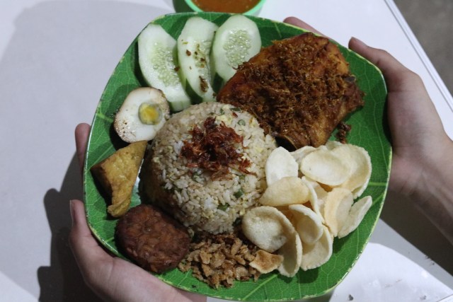 Nasi Uduk Goreng Spesial dengan Ayam Bakar.