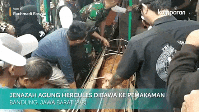 Suasana pemakaman Agung Hercules di Cikutra, Bandung, Jumat (2/8) Foto: Rachmadi Rasyad/kumparan