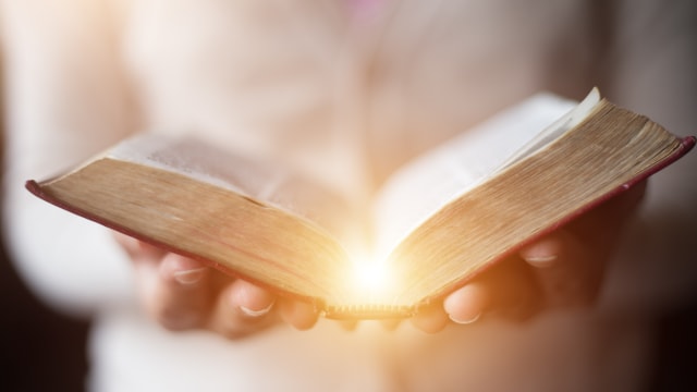 Ilustrasi ajaran agama dalam kitab suci tentang menyusui Foto: Shutterstock