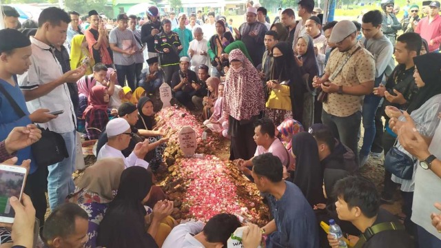 Suasana pemakaman 3 korban kecelakaan truk timpa mobil, di TPU Selapajang, Kota Tangerang. Foto: Maulana Ramadhan/kumparan