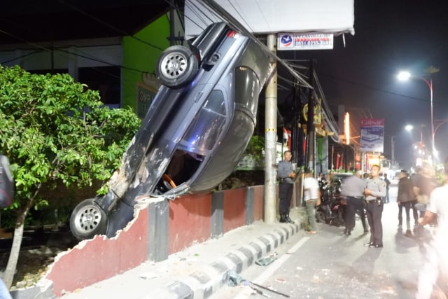Kecelakaan BMW yang masuk ke dalam pemakaman keluarga di Bandar Lampung, Jumat dini hari (2/8). Foto: Obbie Fernando/Lampung Geh