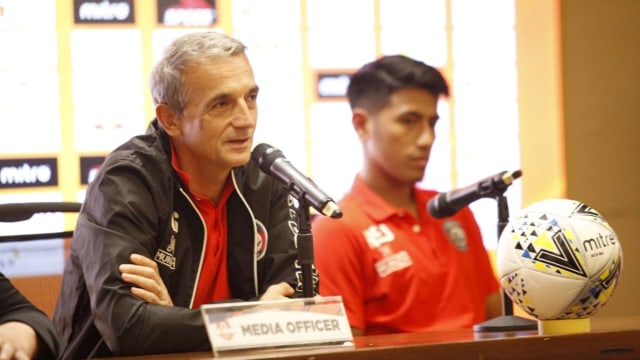 Pelatih Arema, Milomir Selija (kiri) dalam sesi jumpa pers sebelum laga. Foto: Dok: Media Persija