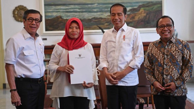 Presiden Joko Widodo (kedua kanan) didampingi Mensesneg Pratikno (kanan) dan Menteri Hukum dan HAM Yasonna Laoly berfoto bersama Baiq Nuril di di Istana Bogor, Jawa Barat. Foto: ANTARA FOTO/Wahyu Putro A