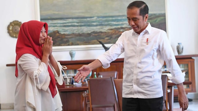 Presiden Joko Widodo (kanan) menerima Baiq Nuril Maknun di Istana Bogor, Jawa Barat. Foto: ANTARA FOTO/Wahyu Putro A