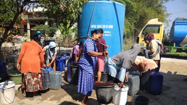 Suasana distribusi air bersih di Dusun Sambungrejo, Desa Sumberjokidul, Kecamatan Sukosewu, Jumat (2/8) 