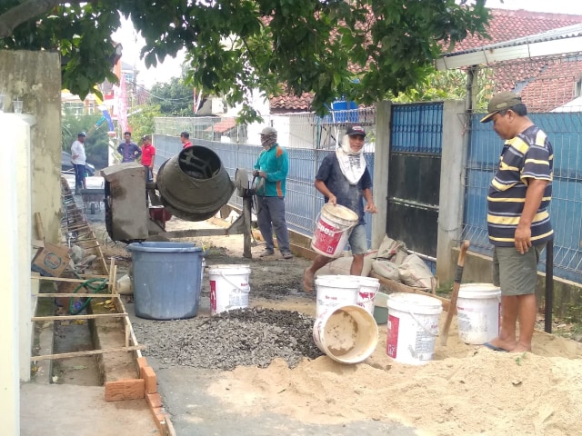 Warga bergotong royong melakukan pengecoran jalan lingkungan Kelurahan Langkapura Baru | Foto : Rafika Restiningtias/ Lampung Geh
