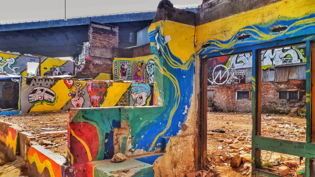 Dinding rumah di Taman Sari yang dihiasi mural. Sebagian warga menolak digusur proyek rumah deret Pemkot Bandung. (Assyifa)