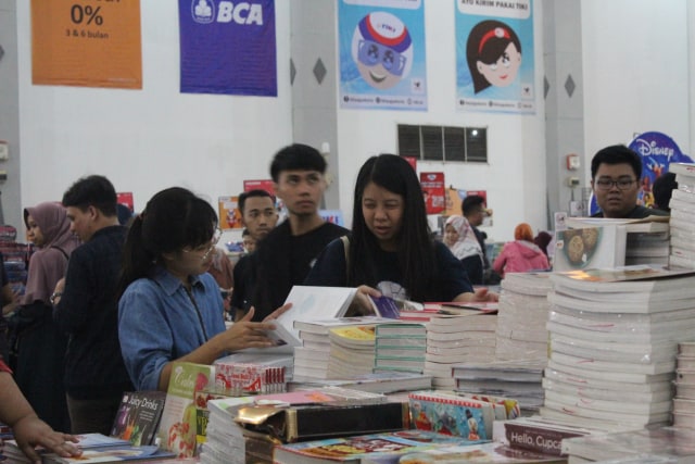 Generasi milenial sedang memilih buku. Foto: Birgita.