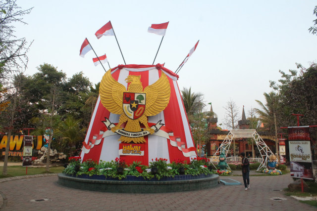 NASIONALISME: Bendera merah putih dan lambang garuda berukuran besar terpampang di pintu masuk Hawai Waterpark, Kota Malang untuk memeriahkan bulan Agustus.